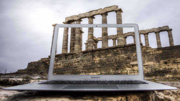 Tutorial: The Transparent Desktop Trick – 45 Awesome Photos of Clear Screen Monitors!